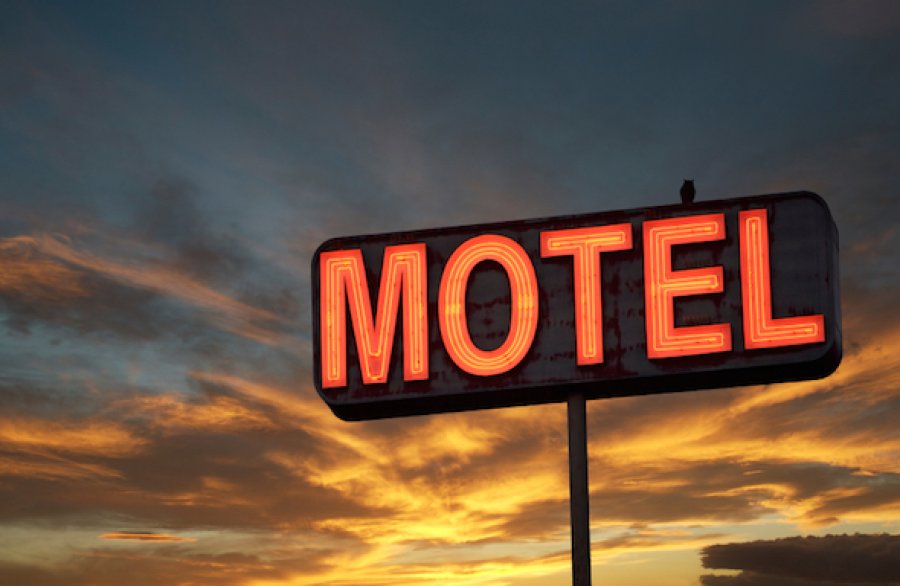 Tentohet të dhunohet një grua në një motel në Mitrovicë, i dyshuari arrestohet dhe më pas lirohet