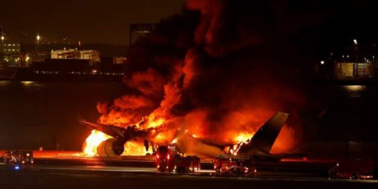Aeroplani i “Japan Airlines” me 379 pasagjerë në bord përfshihet nga flakët