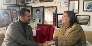 Labinot Tahiri ia dhuron 500 euro Ferdonije Qerkezit, premton 500 të tjera për një veteran të UÇK’së