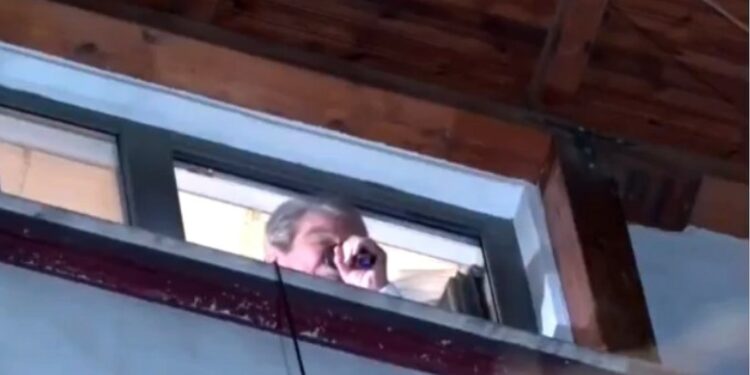 Berisha u flet demokratëve nga dritarja e banesës: Do vazhdojmë të pamposhtur