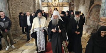 Patriarku Porfirije mbërrin në Pejë për Krishtlindje, Manastri i Deçanit publikon fotografitë
