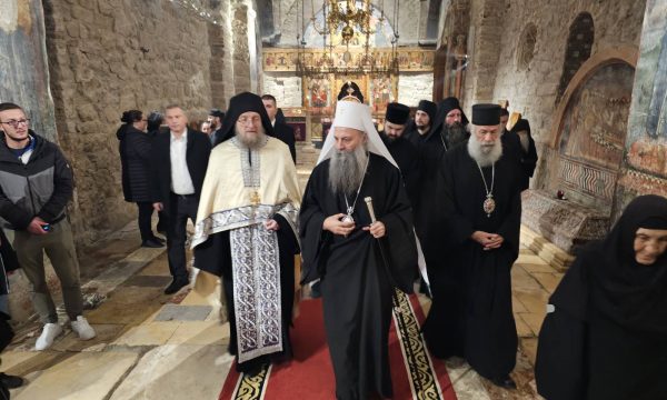 Patriarku Porfirije mbërrin në Pejë për Krishtlindje, Manastri i Deçanit publikon fotografitë
