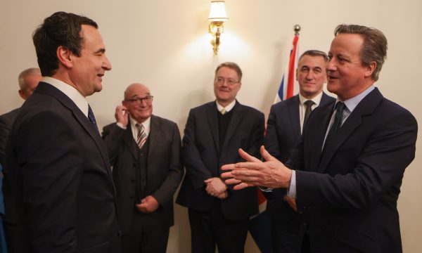 Abbott: Cameroni dëgjoi dëshmitë prekëse të anëtarëve të familjeve të të zhdukurve