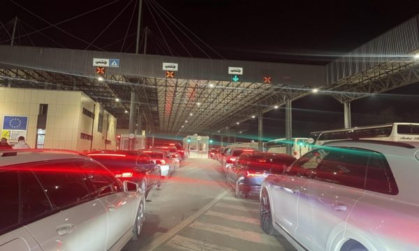 Tetë orë pritjet në Merdarë për të dalë nga Kosova