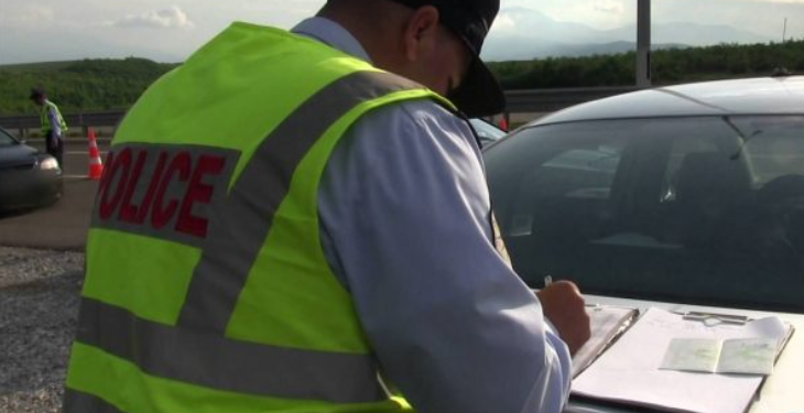 Policia gjobitë dy shoferë- po bënin gara në rrugën Mitrovicë-Vushtrri