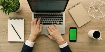 Inteligjenca artificiale pritet të ndikojë në rritjen e shitjeve të kompjuterëve