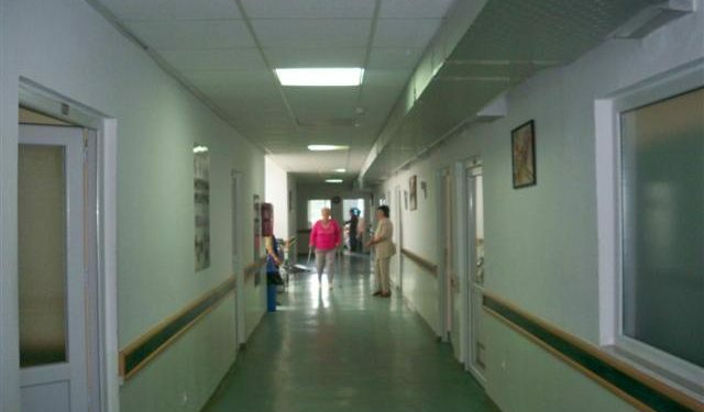 Një person me plumb në trup shtrihet në spitalin e Gjakovës, nuk e ka idenë se si mund të jetë plagosur!