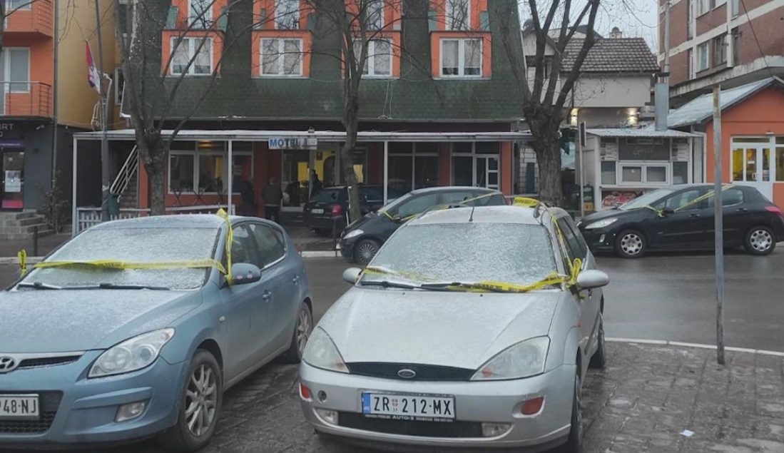 Granata shpërtheu derisa tre persona po hynin në veturë, policia jep detaje për rastin në veri