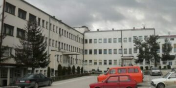 Pas arrestimit për sulm ndaj kolegut, kirurgu në Spitalin e Gjilanit suspendohet nga puna me 50% të pagës