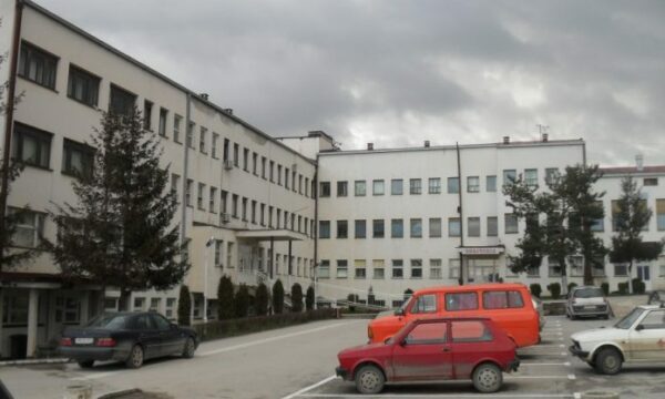 Pas arrestimit për sulm ndaj kolegut, kirurgu në Spitalin e Gjilanit suspendohet nga puna me 50% të pagës
