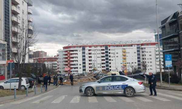 “Si pasojë e erërave të forta”, Policia jep detaje për rënien e çatisë së objektit të Komunës së Prishtinës