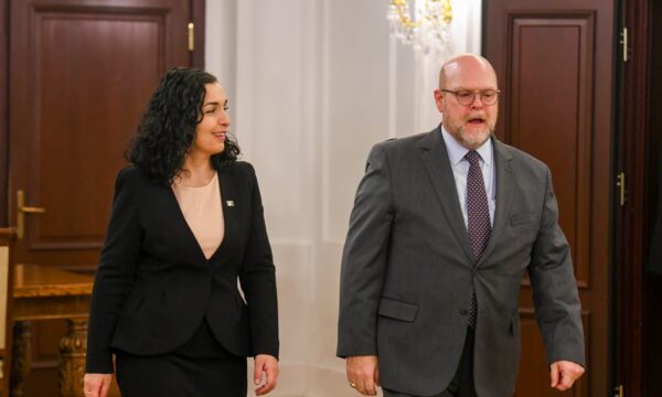 Miratimi i shitjes së sistemit “Javelin” nga DASH, Osmani e falënderon Ambasadorin Hovenier për angazhimin