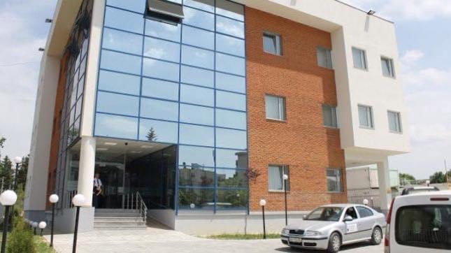 E TURPSHME: Zyrtari i gjykatës së Vushtrrisë mbledh para gjoja për t’i ndihmuar djalit të kolegut që pësoi aksident, paratë s’i dorëzoi kurrë