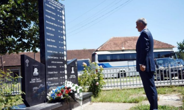 Pasi vizitoi varrezat e Jasharajve, Stojkoviq rikthen kohën kur Thaçi kishte nderuar viktimat serbe