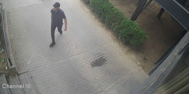 Policia kërkon ndihmën e qytetarëve për lokalizimin e një personi që dyshohet për zjarrvënie