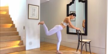 Nëse dëshironi të tendosni gjithë trupin, ju ndihmojnë 35 minuta pilates në shtëpi