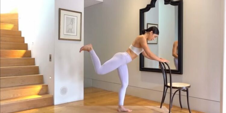 Nëse dëshironi të tendosni gjithë trupin, ju ndihmojnë 35 minuta pilates në shtëpi