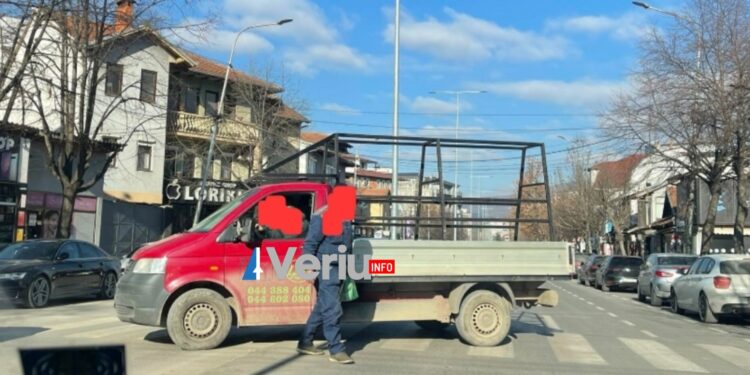 Rast absurd në qendër të Mitrovicës: Kamioneta përmes vendkalimit të këmbësorëve kthehet në anën tjetër të rrugës