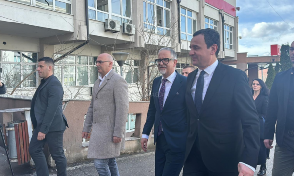 Kurti e Vitia në QKUK, vizitojnë 23-vjeçaren e lënduar nga rënia e kulmit të objektit komunal
