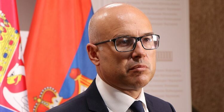 Ministri i mbrojtjes në Serbi tenton të bëhet pak viktimë: Armatimet që po i merr Kosova janë rrezik