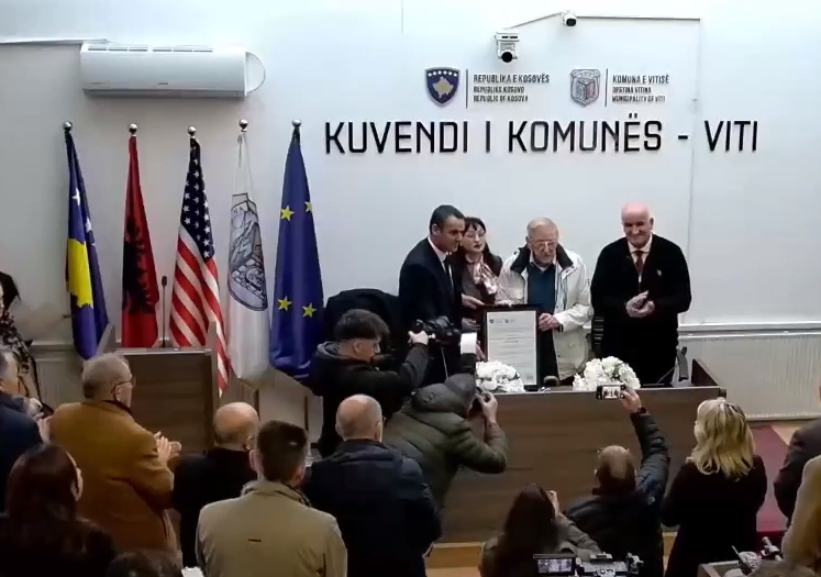 William Walker shpallet qytetar nderi nga Komuna e Vitisë