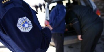 Pengohen disa policë në kryerjen e detyrës zyrtare në Kllokot, arrestohen tre persona
