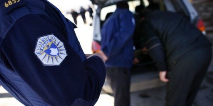 Pengohen disa policë në kryerjen e detyrës zyrtare në Kllokot, arrestohen tre persona