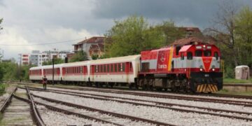 Treni godet një veturë në zonën industriale në Prishtinë