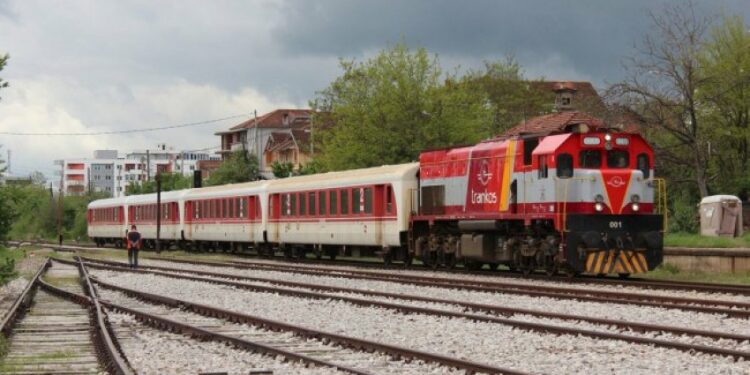 Treni godet një veturë në zonën industriale në Prishtinë