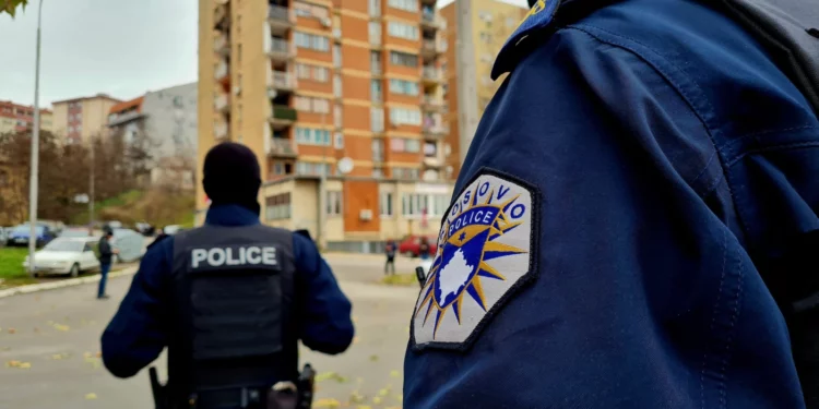 Mitrovicë e Veriut: Policia gjuan me armë zjarri në drejtim të një veture, ngasësi i saj e goditi policin