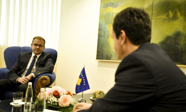 Këshilltari i Kurtit: Talat Xhaferi do të quhej shqiptar sikur të bënte homazhe në varrezat e dëshmorëve