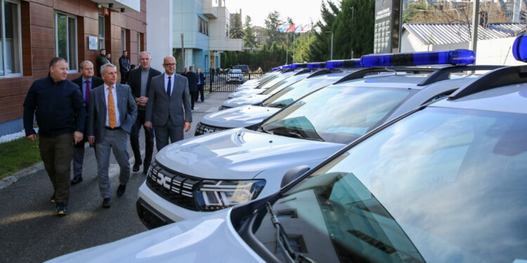 Ambasada gjermane i dhuron Policisë së Kosovës disa vetura dhe pajisje teknologjike