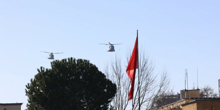 Dy helikopterë britanikë Merlin kryen fluturime sot mbi Tiranë