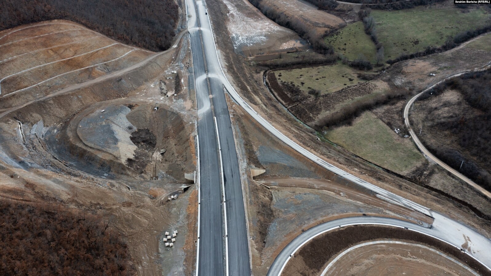 Pritej të përfundohej më 2023: Autostrada Prishtinë-Gjilan kantier ndërtimi me gropa e lloç
