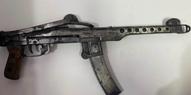 Iu konfiskua një armë, i dyshuari në Rahovec arrestohet e më pas lirohet në procedurë të rregullt