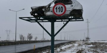 Një fushatë e pazakontë në Turqi: Automjetet e aksidentuara shfaqen si paralajmërim për të gjithë shoferët