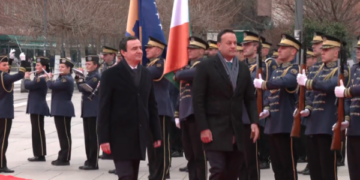 Kurti e pret me ceremoni shtetërore kryeministrin irlandez, pas takimit mbajnë konferencë për media
