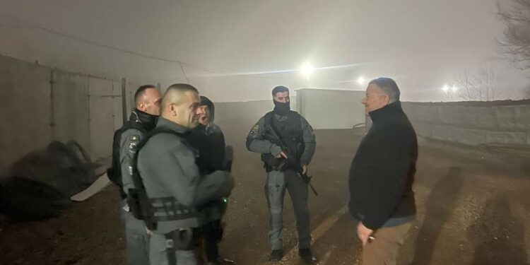Drejtori i policisë pret Vitin e Ri bashkë me policët në detyrë