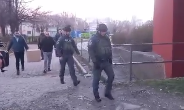 Ekipet e deminimit largohen nga QKUK’ja, pas tyre dy burra shihen me një pako