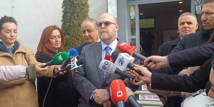 Hovenier para BQK-së: Mbështesim Kushtetutën e Kosovës, por le të shtyhet për pak kohë largimi i dinarit