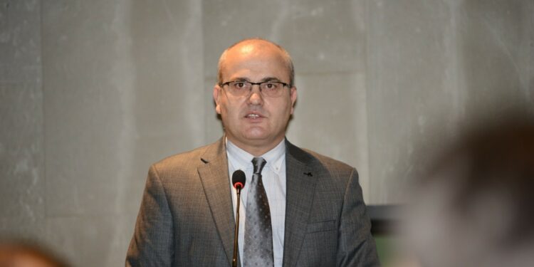 Alarmon Avdyli: Ekstremistët serbë po u kërkojnë vozitësve serbë me targa RKS të kenë shenjë dalluese