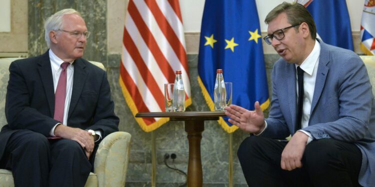 Hill e njofton Vuçiqin për vendimin amerikan për ta furnizuar Kosovën me raketa anti-tank