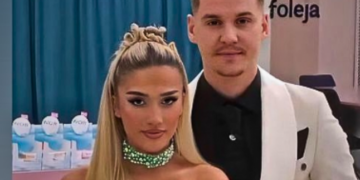 Pas daljes nga Big-u, çifti shijojnë nga një kafe me të afërmit