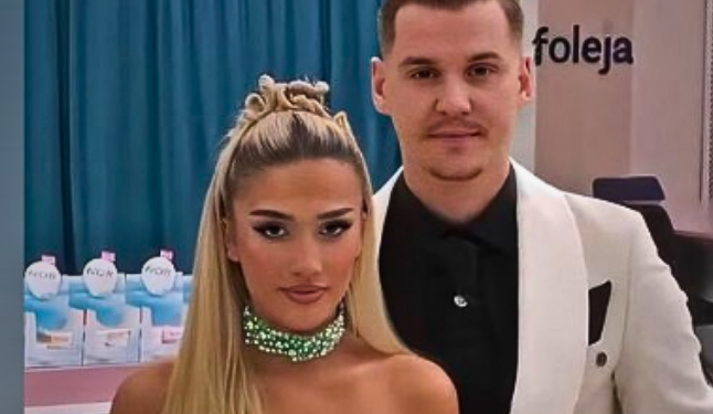 Pas daljes nga Big-u, çifti shijojnë nga një kafe me të afërmit