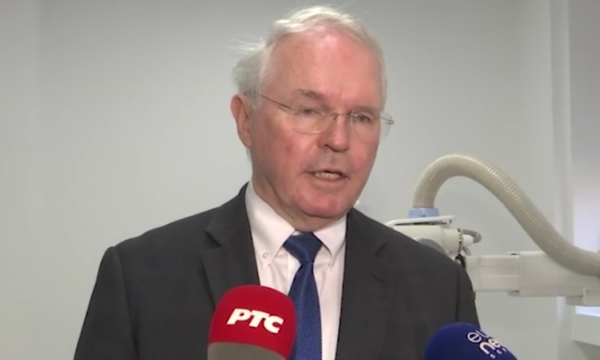 Hill reagon për dinarin: Vendimi i Kosovës surprizë e panevojshme, më e rëndësishme të bëhet Asociacioni