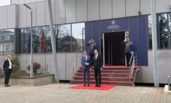 Pendarovski përfundon takimin me Osmanin, lëviz drejt kryeministrisë e pritet nga Kurti