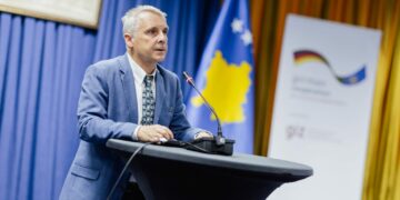 “Tschüss”: Ambasadori gjerman i gëzohet largimit të “stikersave” në targa