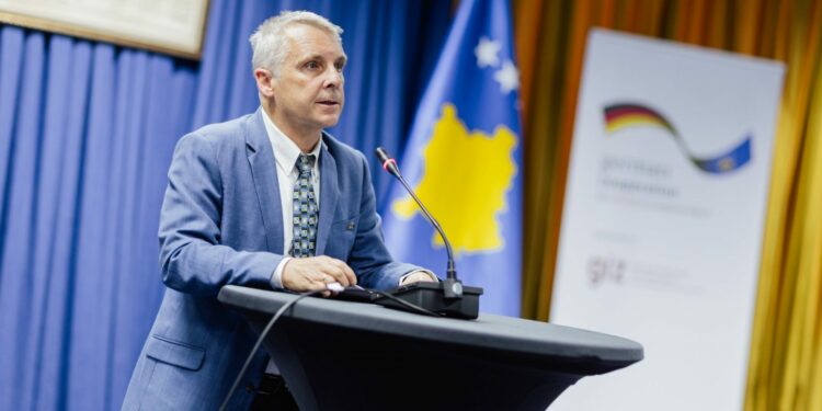 “Tschüss”: Ambasadori gjerman i gëzohet largimit të “stikersave” në targa
