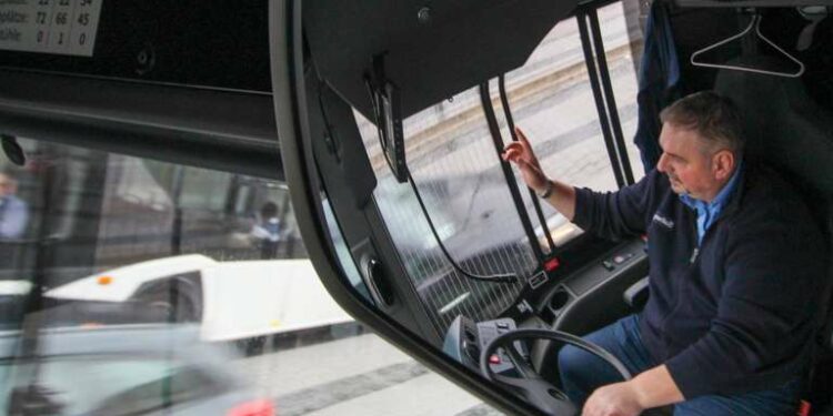 “Një ditë me shoferin e autobusit, Engjull Bajrami”, shtypi gjerman i kushton një storie të veçantë kosovarit