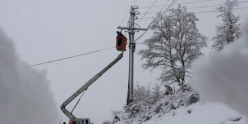 Peja dhe Gjakova mbeten pa rrymë si shkak i borës dhe erërave të forta